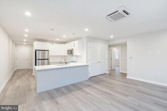 3449 Scotts Ln, Unit B221 in Philadelphia, PA - Foto de edificio - Building Photo