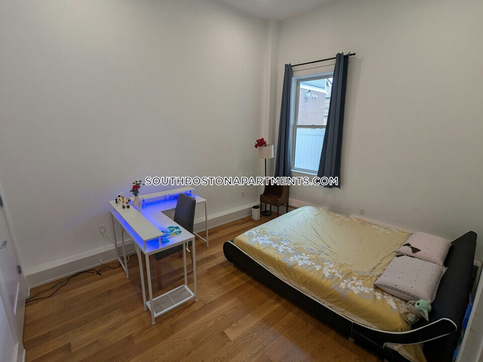 49 Rogers St, Unit RM1 in Boston, MA - Building Photo