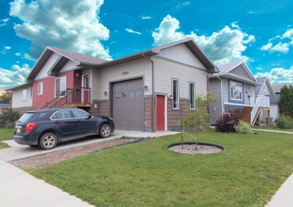10502-10102 102 St in Grande Prairie, AB - Building Photo