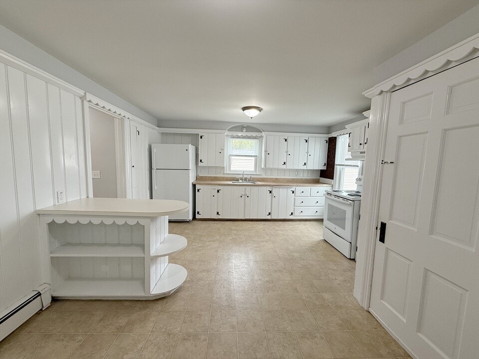 18 Taunton St in Plainville, MA - Building Photo
