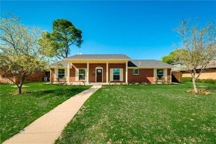 10216 Carry Back Cir in Dallas, TX - Building Photo