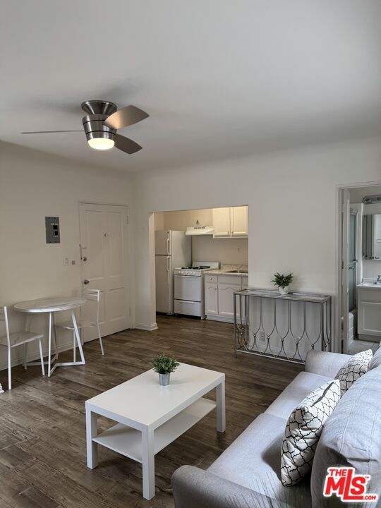 property at 265 S Manhattan Pl