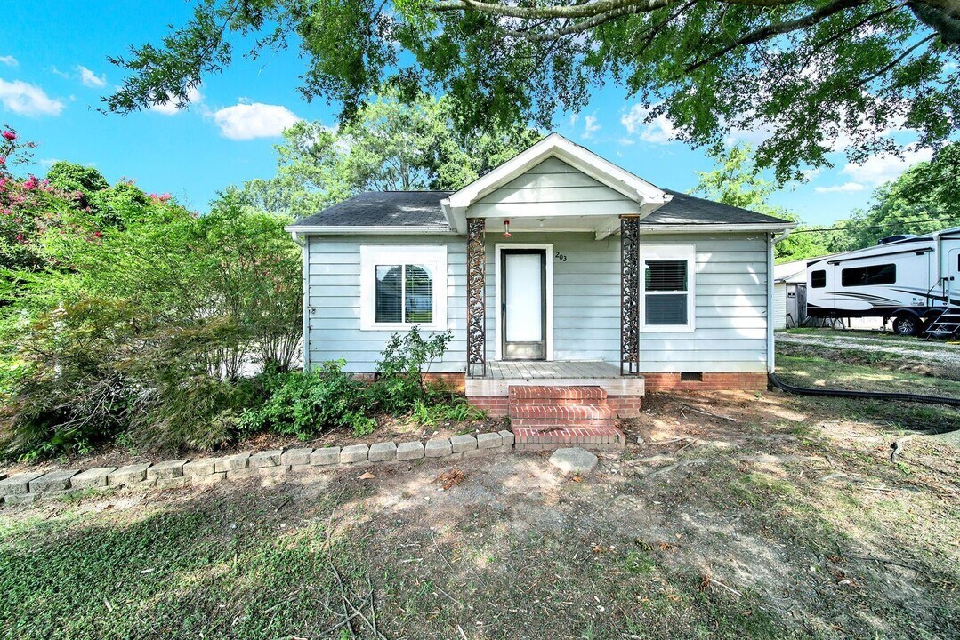 203 N Love Chapel Rd in Stanfield, NC - Building Photo