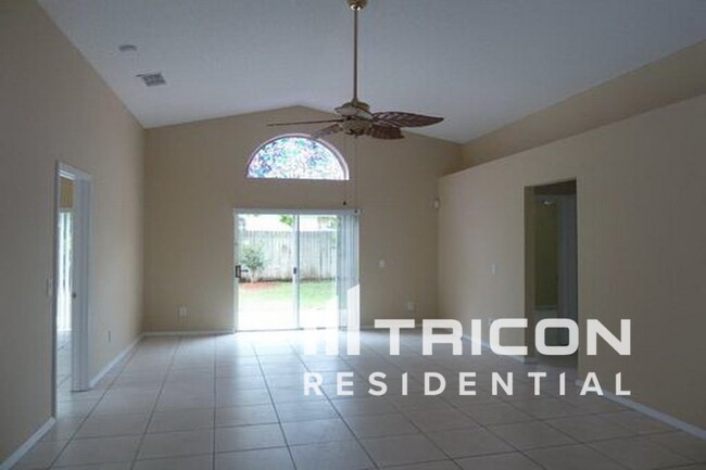 2114 Bridgeview Cir in Orlando, FL - Foto de edificio - Building Photo