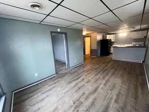 102 S Main St, Unit 2B in Harrisville, PA - Foto de edificio - Building Photo