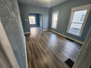 214 E Belmont St in Kalamazoo, MI - Foto de edificio - Building Photo