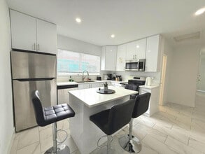 261 NW 34th St in Miami, FL - Building Photo - Building Photo