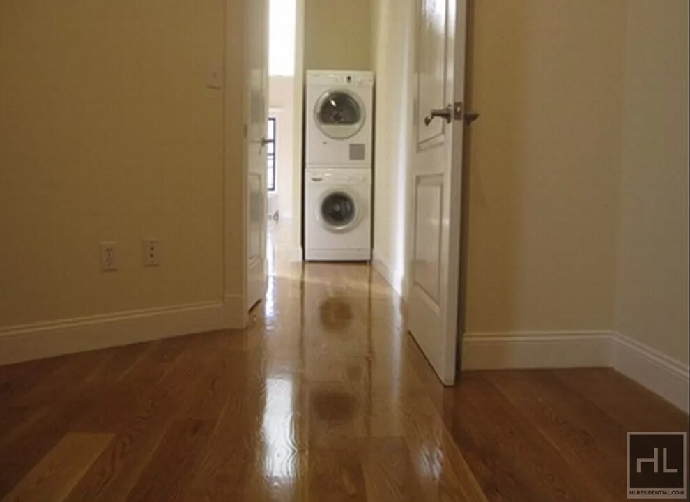 GORGEOUS MIDTOWN WEST 2 BEDROOM - WON'T LA in New York, NY - Building Photo