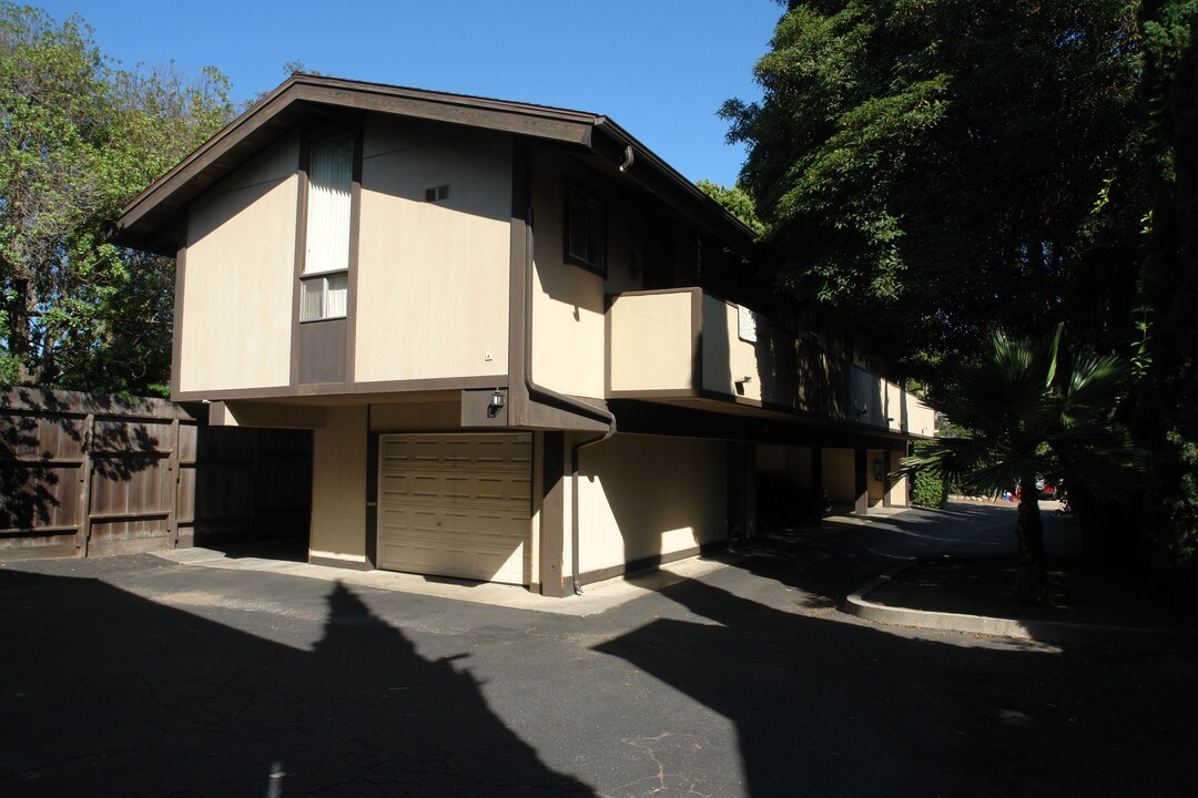 225 W Los Olivos St in Santa Barbara, CA - Building Photo