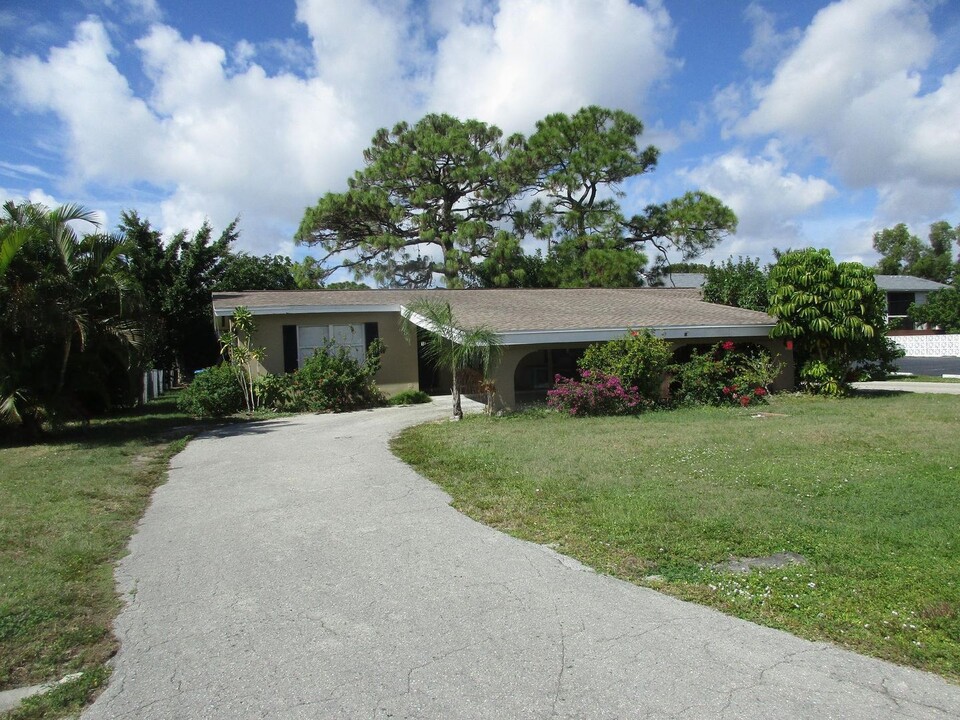4930 Victoria Dr in Cape Coral, FL - Building Photo