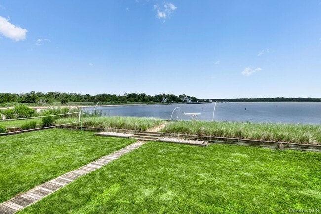 2 Bayside Ave in East Quogue, NY - Building Photo - Building Photo
