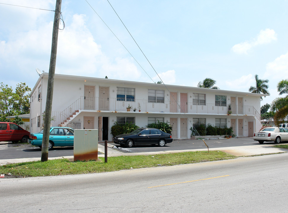 Lingerlong Apartments in Hollywood, FL - Building Photo