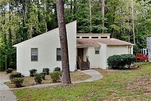 2979 Marsh Ln SW in Stone Mountain, GA - Building Photo