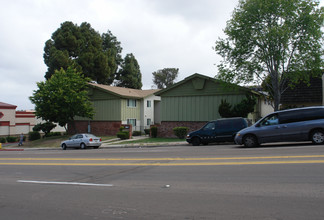 Park Knoll Apartments in Chula Vista, CA - Foto de edificio - Building Photo