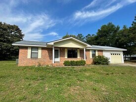 688 Roberts Dr in Defuniak Springs, FL - Building Photo