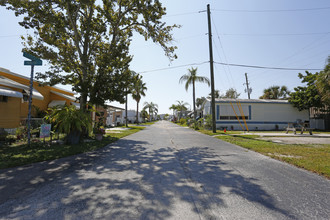 12400 U.S. Highway 19 N in Largo, FL - Building Photo - Building Photo