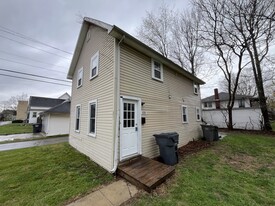 830 E 7th St in Anderson, IN - Building Photo