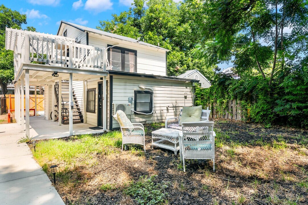 627 E Guenther St in San Antonio, TX - Building Photo