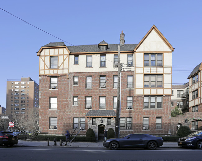 3310 Crescent St in Astoria, NY - Foto de edificio - Building Photo