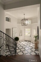 2 Royal St George Rd in Newport Beach, CA - Building Photo