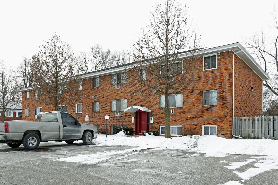 3141 Tremainsville Rd in Toledo, OH - Foto de edificio