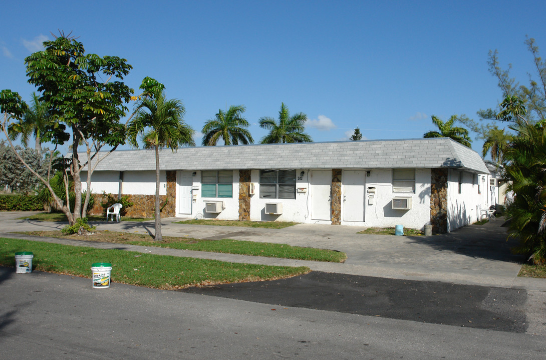 242 SW 11th St in Dania Beach, FL - Building Photo