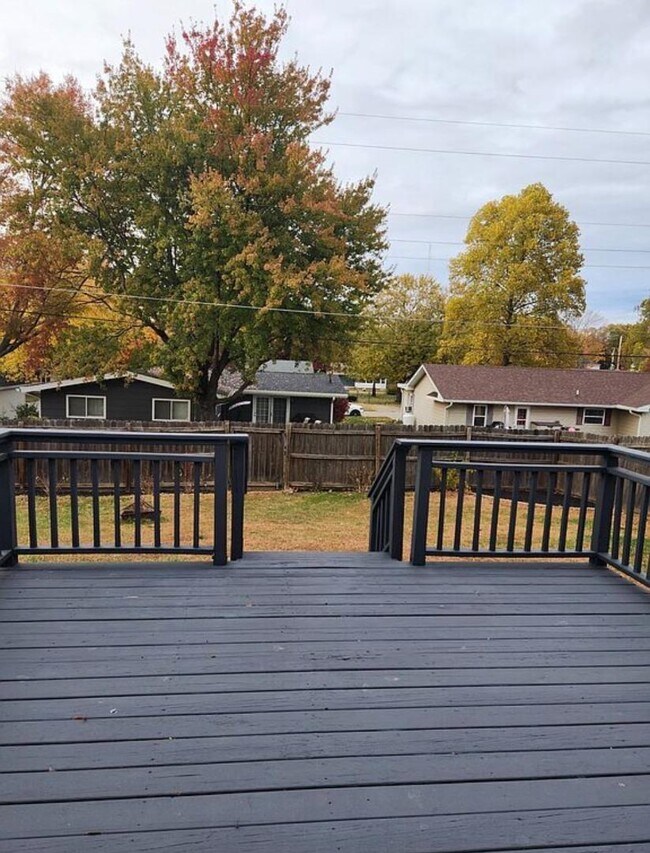 911 Sunset Dr in Covington, IN - Foto de edificio - Building Photo