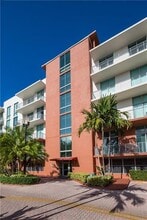 2100 Van Buren St in Hollywood, FL - Foto de edificio - Building Photo