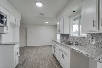 1001 Mira Loma Dr in Bakersfield, CA - Foto de edificio - Building Photo