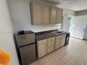 2395 NW 4th St in Miami, FL - Building Photo - Building Photo
