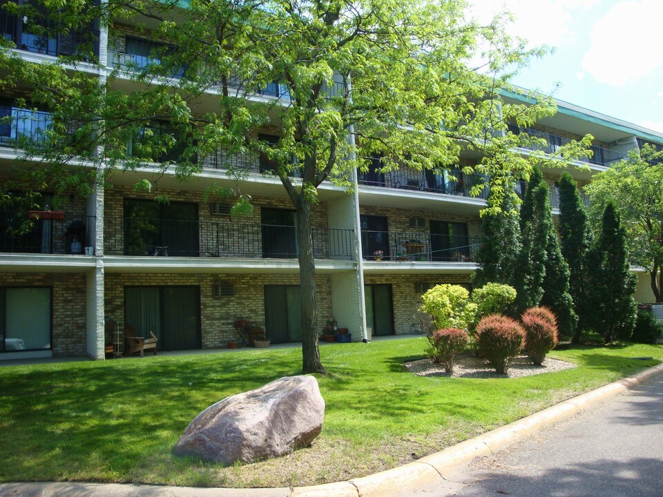 10401 Cedar Lake Rd in Minnetonka, MN - Foto de edificio