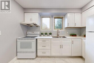 10 Townsend Rd in Toronto, ON - Building Photo - Building Photo