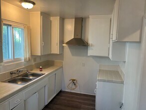 10427 S Van Ness Ave in Inglewood, CA - Building Photo - Building Photo