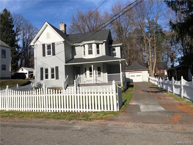 4 Edgewood Dr in Woodbury, NY - Foto de edificio - Building Photo