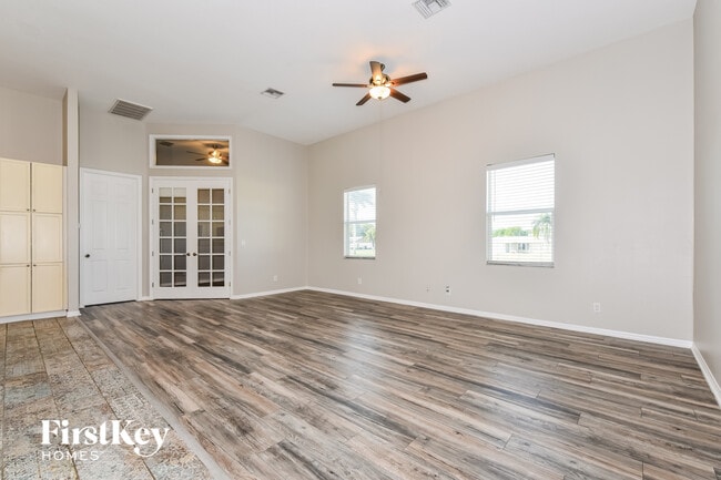 507 SE 11th St in Cape Coral, FL - Foto de edificio - Building Photo