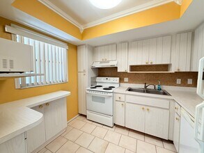 1520 Glen Oaks Dr E in Sarasota, FL - Building Photo - Building Photo