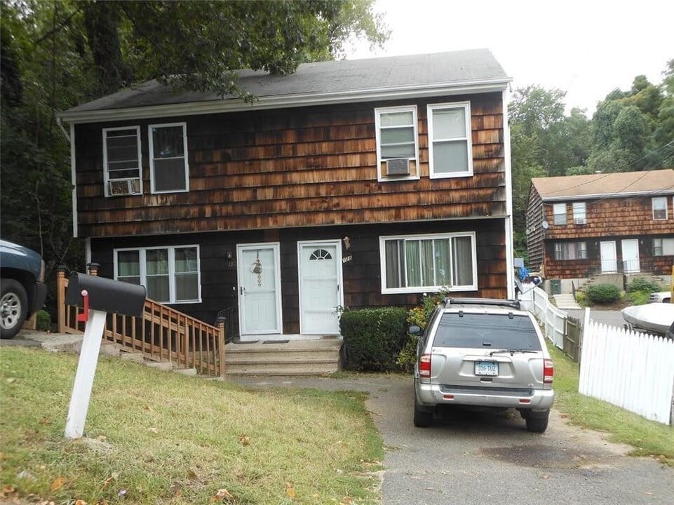 128 Robert St in Bridgeport, CT - Building Photo