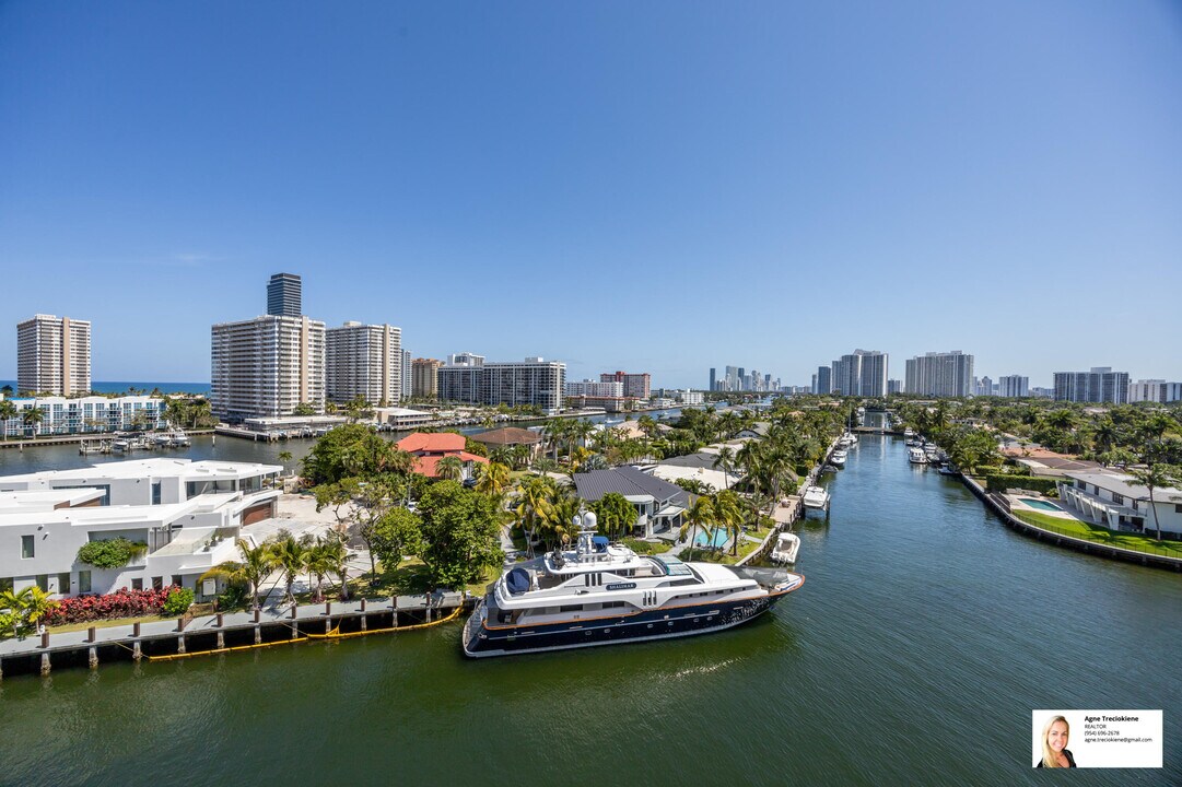 137 Golden Isles Dr in Hallandale Beach, FL - Building Photo