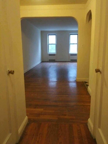 92-1 Whitney Ave in Queens, NY - Building Photo