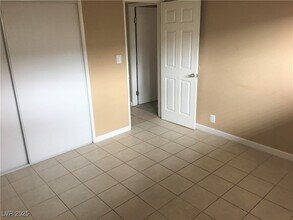 5248 Pebble Beach Blvd, Unit B in Las Vegas, NV - Building Photo - Building Photo