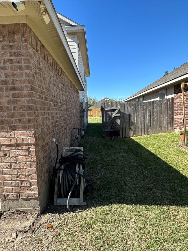 property at 11010 View Pointe Ln