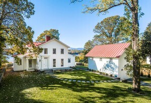 7 Steamboat Dock Ln in Barrytown, NY - Building Photo