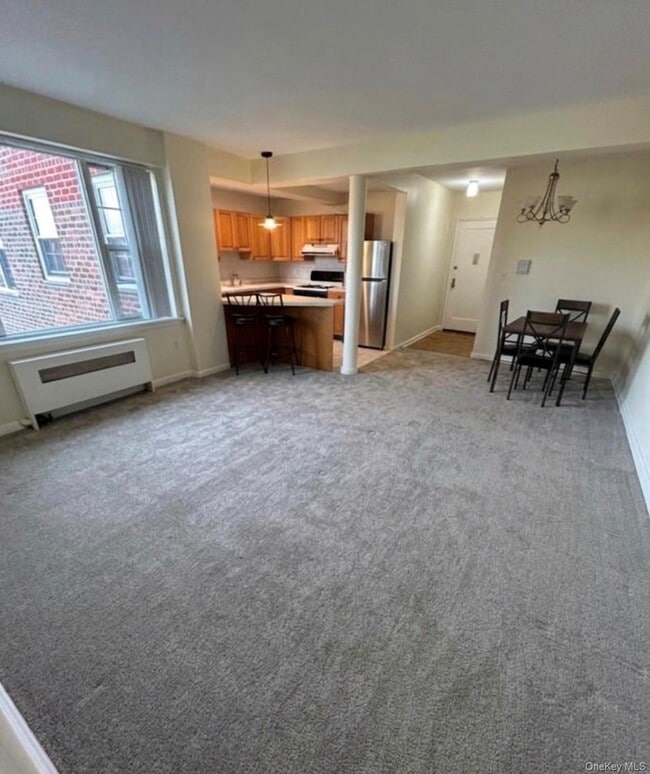 230 Pelham Rd in New Rochelle, NY - Building Photo - Building Photo