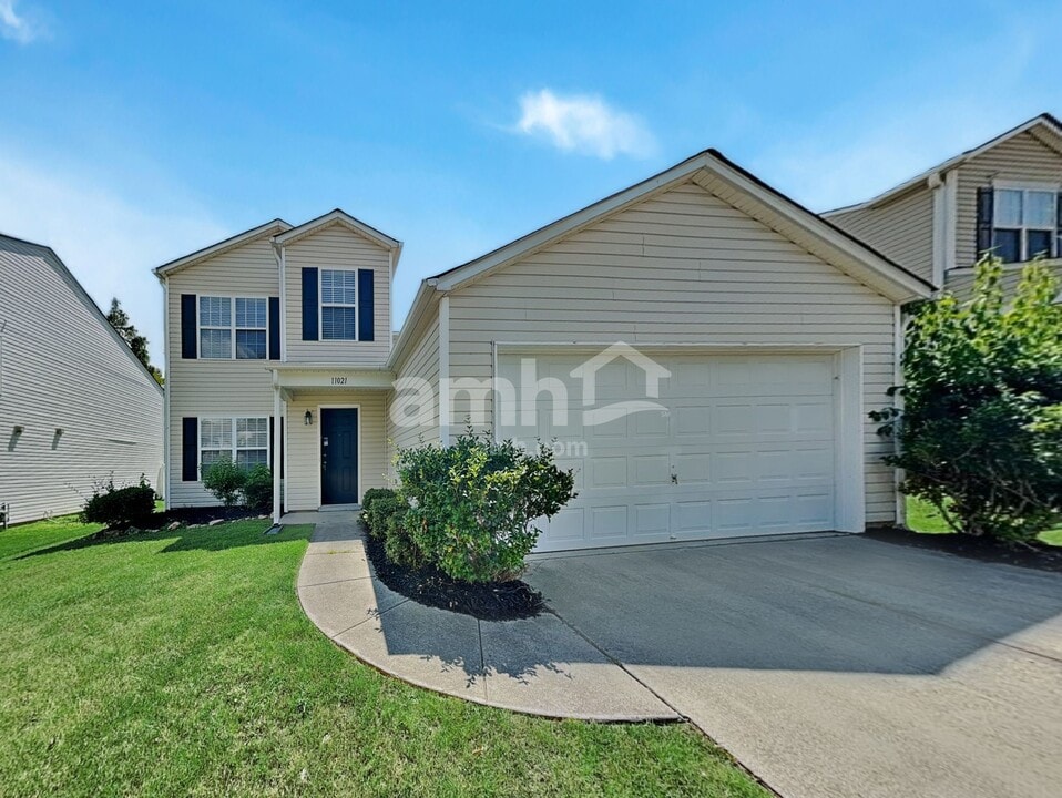 11021 Dry Stone Dr in Huntersville, NC - Foto de edificio
