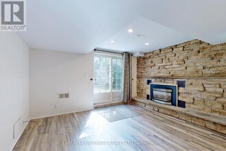 63 Hillview Dr in Newmarket, ON - Building Photo - Building Photo