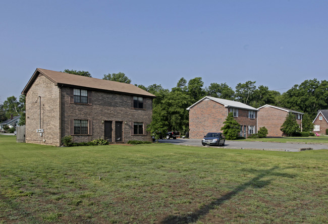 300 McClain Ave in Lebanon, TN - Foto de edificio - Building Photo