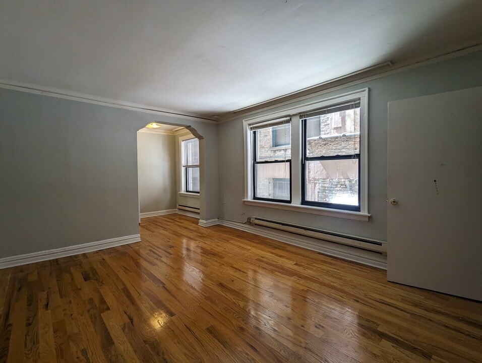 429 W Roscoe St, Unit 425-104 in Chicago, IL - Foto de edificio