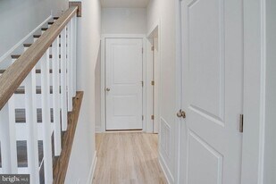 1576 Meadowlark Glen Rd in Dumfries, VA - Building Photo