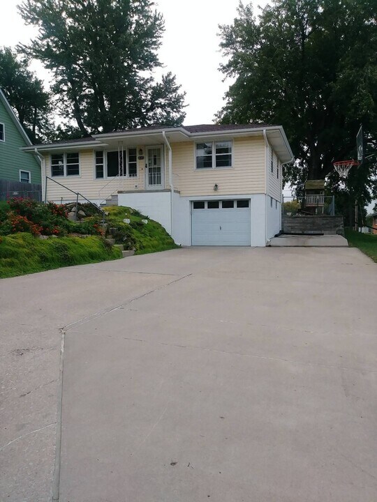 8147 Burdette St in Omaha, NE - Building Photo