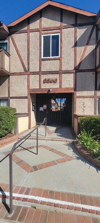 5500 Lindley Ave, Unit 202 in Encino, CA - Foto de edificio